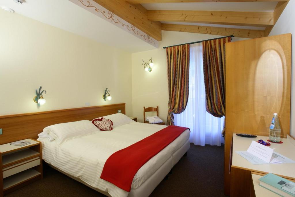 Hotel Des Alpes Molveno Phòng bức ảnh